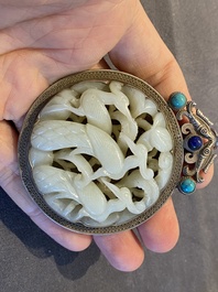 Een opengewerkt Chinees 'drie pauwen' medaillon in jade in een zilveren hanger, Qing