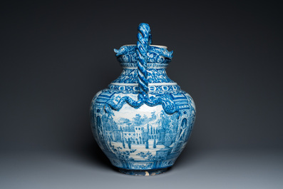 Grand vase en fa&iuml;ence de Delft en bleu et blanc &agrave; d&eacute;cor d'un manoir, 1er quart du 18&egrave;me