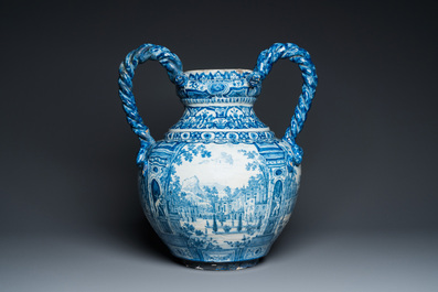 Grand vase en fa&iuml;ence de Delft en bleu et blanc &agrave; d&eacute;cor d'un manoir, 1er quart du 18&egrave;me