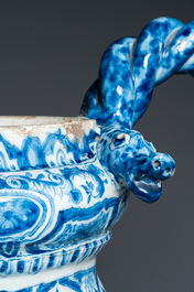 Grand vase en fa&iuml;ence de Delft en bleu et blanc &agrave; d&eacute;cor d'un manoir, 1er quart du 18&egrave;me