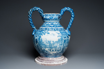 Grand vase en fa&iuml;ence de Delft en bleu et blanc &agrave; d&eacute;cor d'un manoir, 1er quart du 18&egrave;me