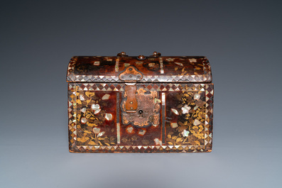 Een Japans houten Namban koffertje met schildpadfineer en parelmoer, Momoyama of Edo, 16/17e eeuw