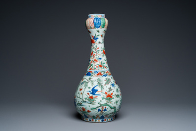 Vase de forme bouteille &agrave; t&ecirc;te d'ail en porcelaine de Chine wucai, marque et &eacute;poque de Wanli