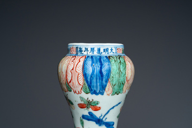 Vase de forme bouteille &agrave; t&ecirc;te d'ail en porcelaine de Chine wucai, marque et &eacute;poque de Wanli