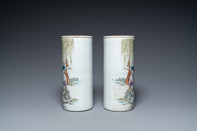 Een paar Chinese qianjiang cai hoedensteunen, Jiangxi Porcelain Company merk, 20e eeuw