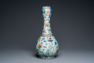 Vase de forme bouteille &agrave; t&ecirc;te d'ail en porcelaine de Chine wucai, marque et &eacute;poque de Wanli