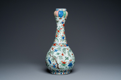 Vase de forme bouteille &agrave; t&ecirc;te d'ail en porcelaine de Chine wucai, marque et &eacute;poque de Wanli