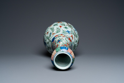 Vase de forme bouteille &agrave; t&ecirc;te d'ail en porcelaine de Chine wucai, marque et &eacute;poque de Wanli