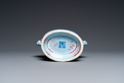 Vase 'aux perroquets' en porcelaine de Chine en bleu de lavande et rouge de cuivre, marque de Yongzheng mais probablement post&eacute;rieur