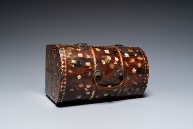 Een Japans houten Namban koffertje met schildpadfineer en parelmoer, Momoyama of Edo, 16/17e eeuw