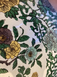 Rare plat en biscuit &eacute;maill&eacute; sancai &agrave; d&eacute;cor d'un dragon de fa&ccedil;on anhua, marque et &eacute;poque de Kangxi