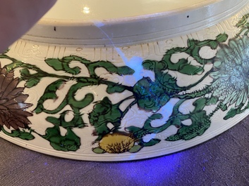 Rare plat en biscuit &eacute;maill&eacute; sancai &agrave; d&eacute;cor d'un dragon de fa&ccedil;on anhua, marque et &eacute;poque de Kangxi