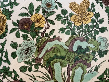 Rare plat en biscuit &eacute;maill&eacute; sancai &agrave; d&eacute;cor d'un dragon de fa&ccedil;on anhua, marque et &eacute;poque de Kangxi