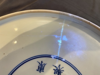Rare plat en biscuit &eacute;maill&eacute; sancai &agrave; d&eacute;cor d'un dragon de fa&ccedil;on anhua, marque et &eacute;poque de Kangxi