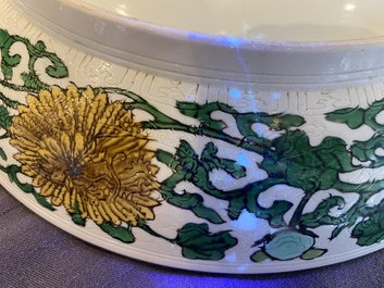 Rare plat en biscuit &eacute;maill&eacute; sancai &agrave; d&eacute;cor d'un dragon de fa&ccedil;on anhua, marque et &eacute;poque de Kangxi