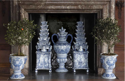 A large Dutch Delft blue and white vase depicting a country house, 1st quarter 18th C.