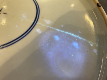 Rare plat en biscuit &eacute;maill&eacute; sancai &agrave; d&eacute;cor d'un dragon de fa&ccedil;on anhua, marque et &eacute;poque de Kangxi