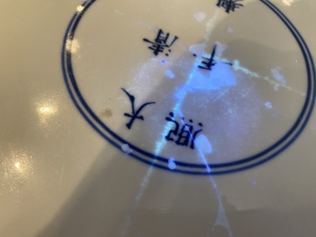 Rare plat en biscuit &eacute;maill&eacute; sancai &agrave; d&eacute;cor d'un dragon de fa&ccedil;on anhua, marque et &eacute;poque de Kangxi