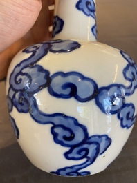 A Chinese blue and white 'Bleu de Hue' vase for the Vietnamese market, Thọ 壽 mark, 18/19th C.