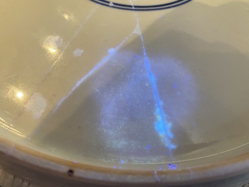 Rare plat en biscuit &eacute;maill&eacute; sancai &agrave; d&eacute;cor d'un dragon de fa&ccedil;on anhua, marque et &eacute;poque de Kangxi