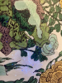 Rare plat en biscuit &eacute;maill&eacute; sancai &agrave; d&eacute;cor d'un dragon de fa&ccedil;on anhua, marque et &eacute;poque de Kangxi