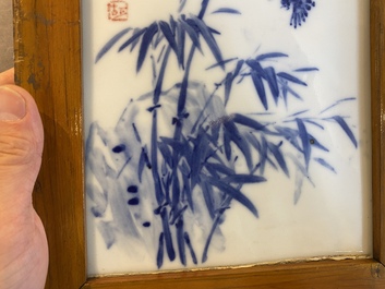 Une plaque en porcelaine de Chine &agrave; d&eacute;cor d'un paysage en grisaille et une en bleu et blanc sign&eacute;e Hu Xianya 胡献雅, 20&egrave;me