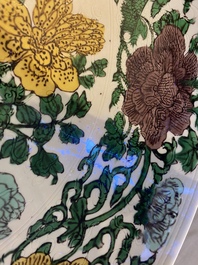 Rare plat en biscuit &eacute;maill&eacute; sancai &agrave; d&eacute;cor d'un dragon de fa&ccedil;on anhua, marque et &eacute;poque de Kangxi