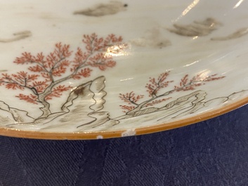 Paire d'assiettes en porcelaine de Chine en grisaille et rouge de fer &agrave; d&eacute;cor d'un gar&ccedil;on sur un buffle, Qianlong