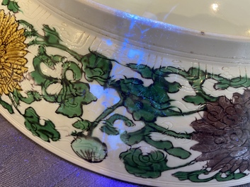 Rare plat en biscuit &eacute;maill&eacute; sancai &agrave; d&eacute;cor d'un dragon de fa&ccedil;on anhua, marque et &eacute;poque de Kangxi
