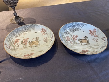 Paire d'assiettes en porcelaine de Chine en grisaille et rouge de fer &agrave; d&eacute;cor d'un gar&ccedil;on sur un buffle, Qianlong