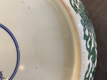 Rare plat en biscuit &eacute;maill&eacute; sancai &agrave; d&eacute;cor d'un dragon de fa&ccedil;on anhua, marque et &eacute;poque de Kangxi