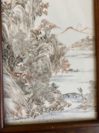 Une plaque en porcelaine de Chine &agrave; d&eacute;cor d'un paysage en grisaille et une en bleu et blanc sign&eacute;e Hu Xianya 胡献雅, 20&egrave;me