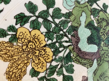 Rare plat en biscuit &eacute;maill&eacute; sancai &agrave; d&eacute;cor d'un dragon de fa&ccedil;on anhua, marque et &eacute;poque de Kangxi