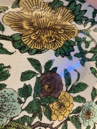 Rare plat en biscuit &eacute;maill&eacute; sancai &agrave; d&eacute;cor d'un dragon de fa&ccedil;on anhua, marque et &eacute;poque de Kangxi