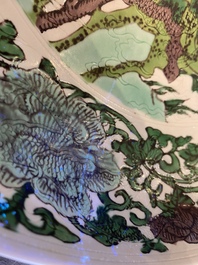 Rare plat en biscuit &eacute;maill&eacute; sancai &agrave; d&eacute;cor d'un dragon de fa&ccedil;on anhua, marque et &eacute;poque de Kangxi