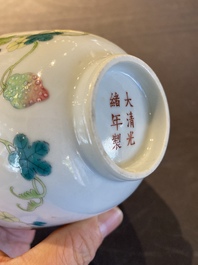 Bol en porcelaine de Chine famille rose &agrave; d&eacute;cor de poires de baumier, marque et &eacute;poque de Guangxu