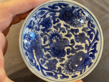 Paire de bols sur piedouches en porcelaine de Chine en bleu et blanc, Kangxi