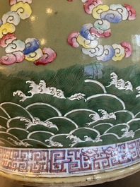 Een grote Chinese famille rose 'hu' vaas met draken op celadon fondkleur, 19e eeuw