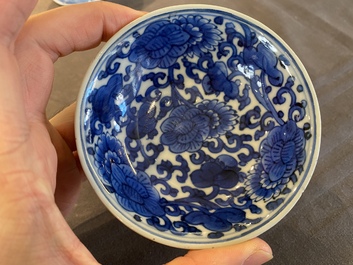 Paire de bols sur piedouches en porcelaine de Chine en bleu et blanc, Kangxi