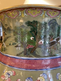 Een grote Chinese famille rose 'hu' vaas met draken op celadon fondkleur, 19e eeuw