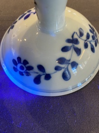 Paire de bols sur piedouches en porcelaine de Chine en bleu et blanc, Kangxi