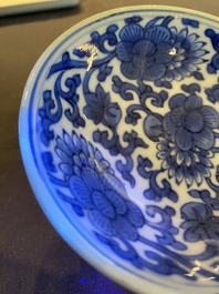 Paire de bols sur piedouches en porcelaine de Chine en bleu et blanc, Kangxi