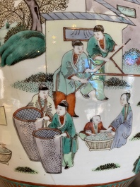 Een Chinese famille verte vissenkom met decor van de zijdeproductie, 19e eeuw