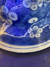 Een Chinese blauw-witte dekselvaas met prunusbloesems op gebroken ijs, Kangxi