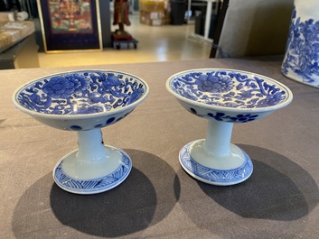 Een paar Chinese blauw-witte stem cups met floraal decor, Kangxi