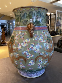 Grand vase de forme 'hu' &agrave; d&eacute;cor de dragons en porcelaine de Chine famille rose &agrave; fond c&eacute;ladon, 19&egrave;me