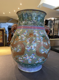 Grand vase de forme 'hu' &agrave; d&eacute;cor de dragons en porcelaine de Chine famille rose &agrave; fond c&eacute;ladon, 19&egrave;me