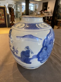 Vase en porcelaine de Chine en bleu et blanc, fin Ming