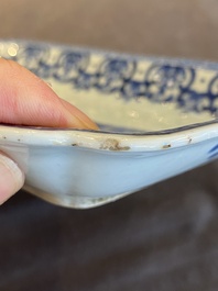 Paire de coupes de forme rectangulaire en porcelaine de Chine en bleu et blanc &agrave; d&eacute;cor d'harengs, Qianlong