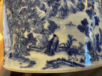 Een Chinese blauw-witte penselenbeker met een fijn landschap, 19e eeuw